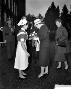 Koningin bezoekt Rijkspsychiatrische Inrichting te Eindhoven, Bestanddeelnr 910-8115