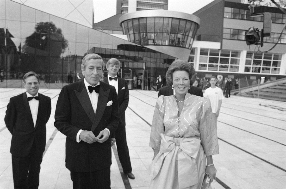 Koningin Beatrix voor het eerst in openbaar na ziekte bij opening Muziek-en Dans, Bestanddeelnr 934-0720