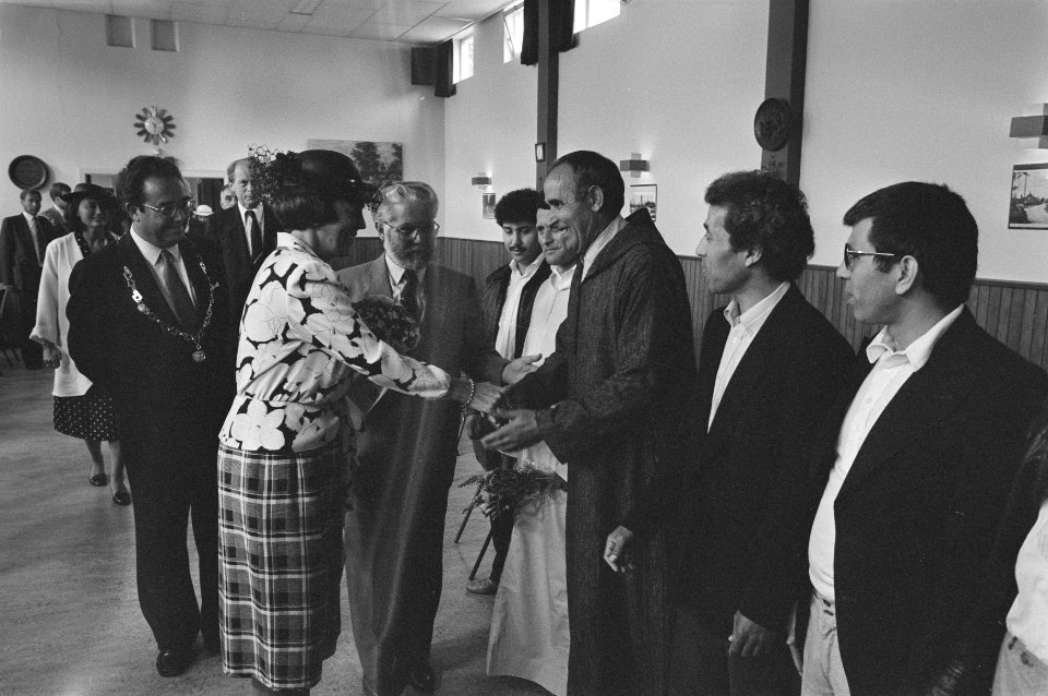 Koningin Beatrix wordt begroet door Marokkaanse mannen tijdens bezoek aan Zuid O, Bestanddeelnr 933-6923