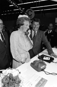 Koningin Beatrix stelt met de telefoon de voedingslijn in gebruik op de Nederlan, Bestanddeelnr 931-6488