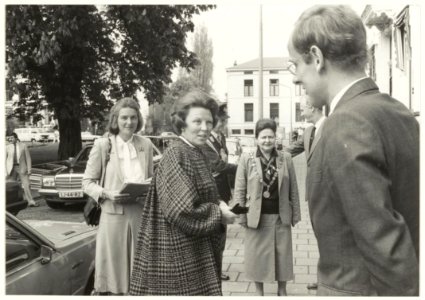 Koningin Beatrix wordt bij het gebouw van de inspectie voor de milieuhygiëne ontvangen door Minister Winsemius (rechts) Links van hem burgemeester Elisabeth Schmitz. NL-HlmNHA 54015570