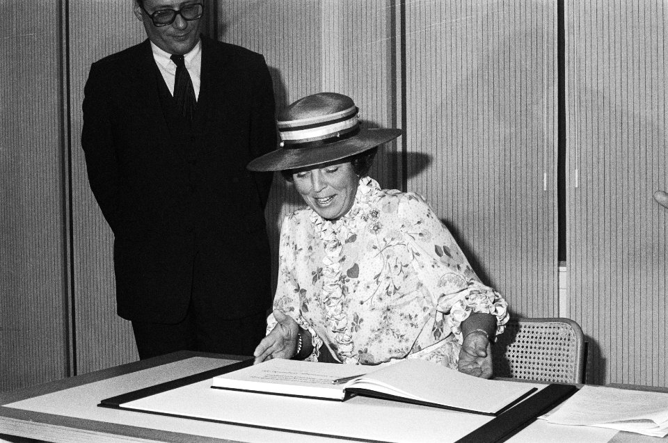 Koningin Beatrix tekent het gastenboek, Bestanddeelnr 932-3458