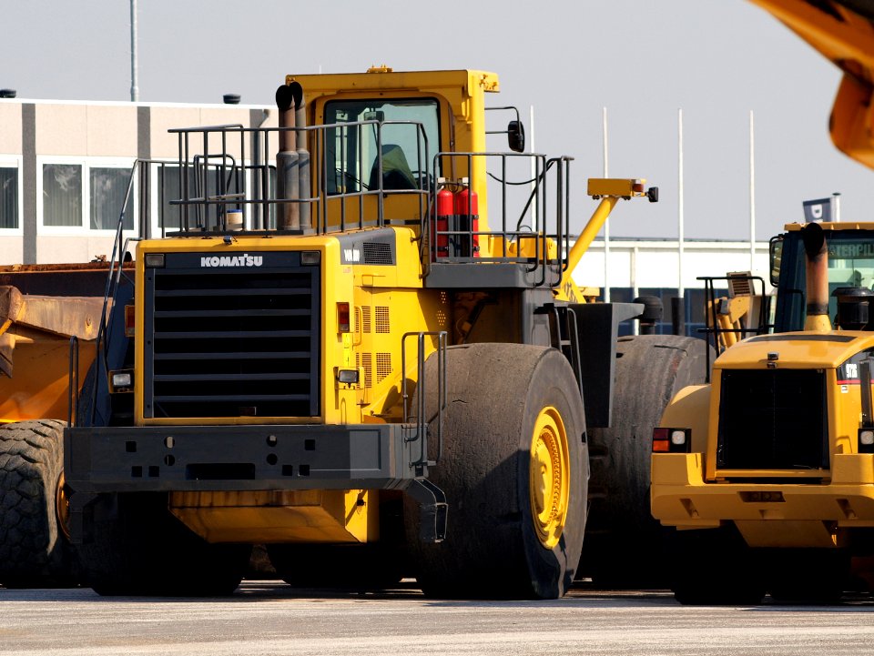 Komatsu WA800 next to a CAT972G