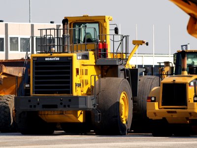 Komatsu WA800 next to a CAT972G