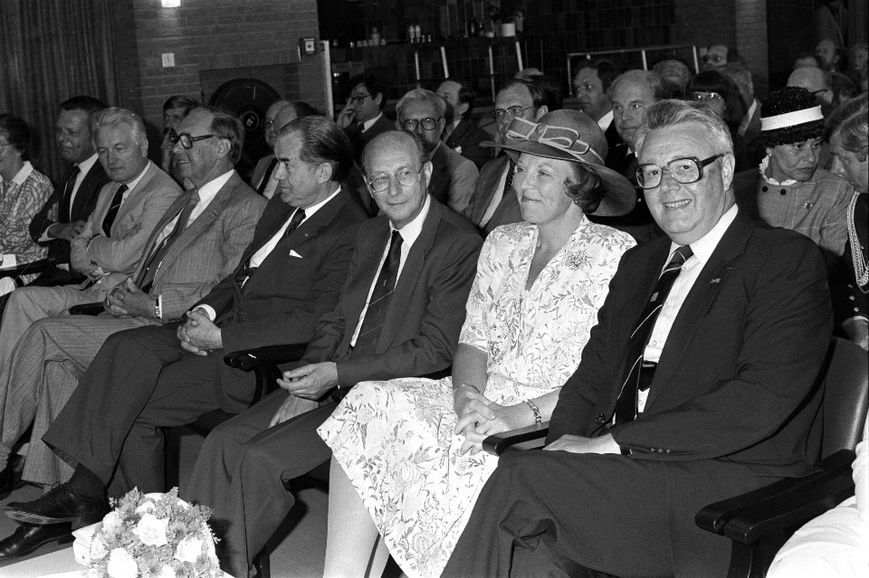 Koningin Beatrix verricht opening verpleegtehuis Slotervaart in Amsterdam, Bestanddeelnr 932-2029