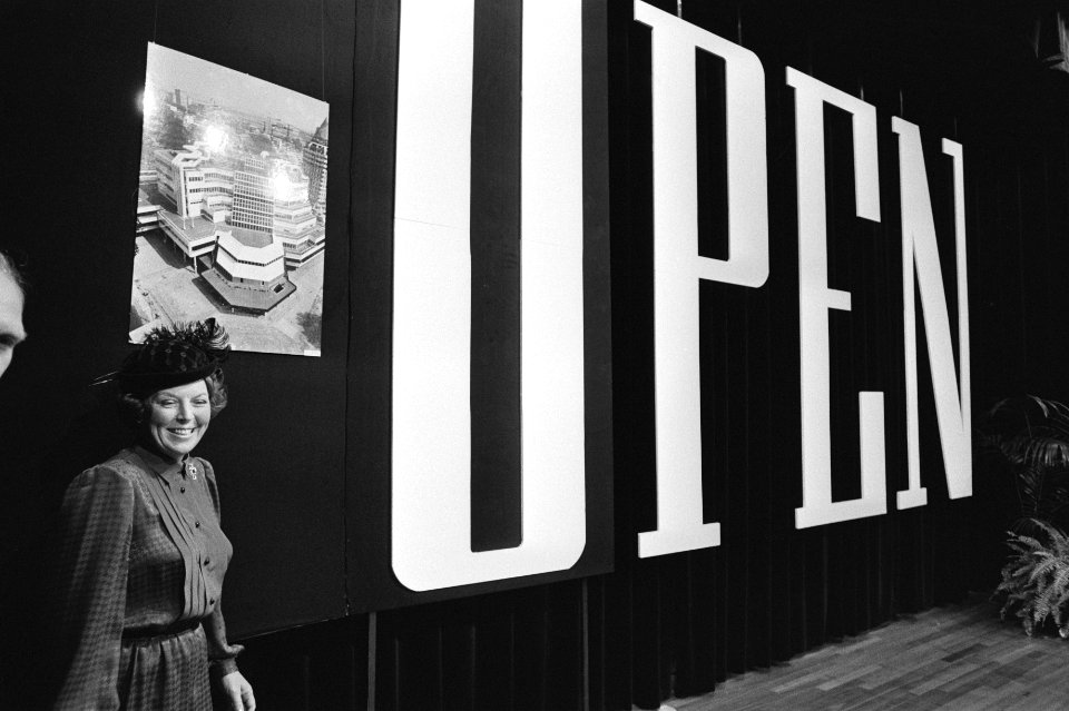 Koningin Beatrix voor een foto van het gebouw, Bestanddeelnr 932-7255
