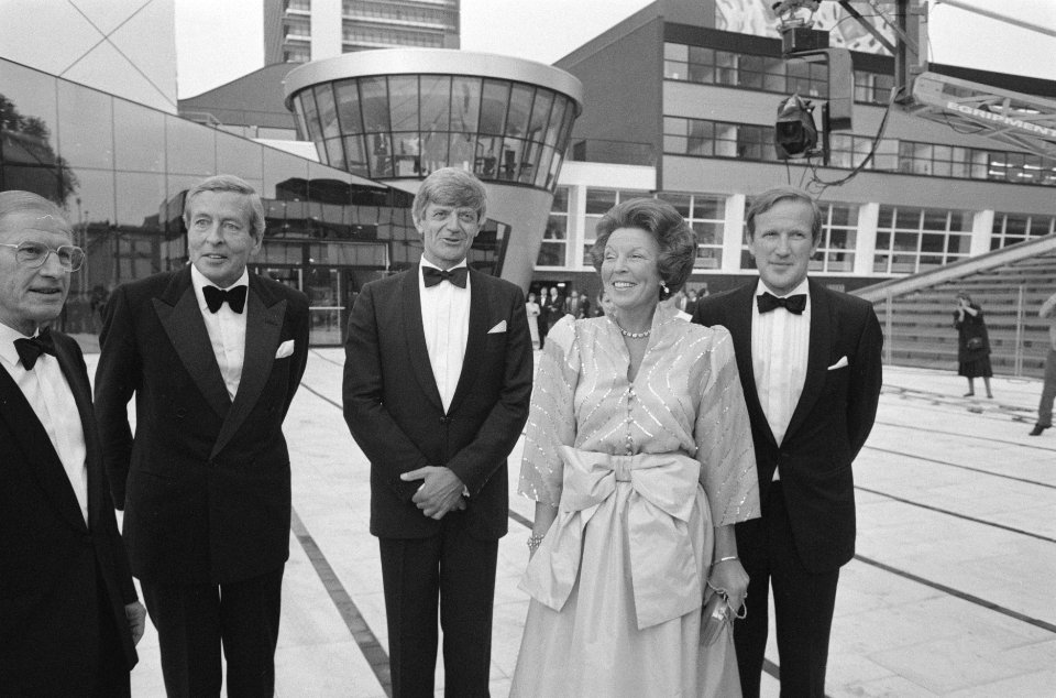 Koningin Beatrix voor het eerst in openbaar na ziekte bij opening Muziek-en Dans, Bestanddeelnr 934-0721