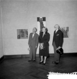 Koningin Juliana bezoekt een tentoonstelling in het Stedelijk Museum, Bestanddeelnr 906-0255