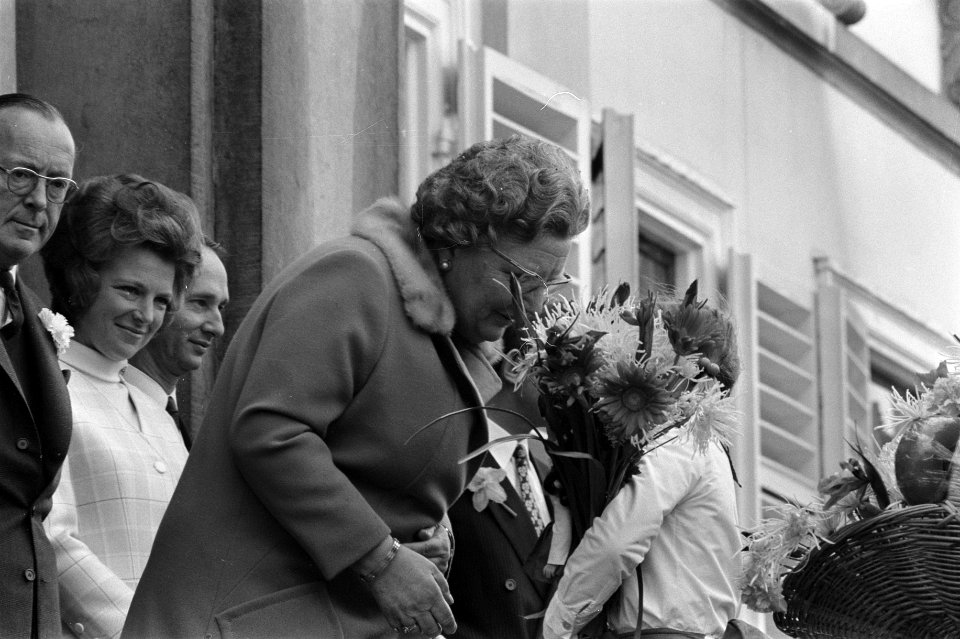 Koningin Juliana begroet een jongetje, Bestanddeelnr 923-4866