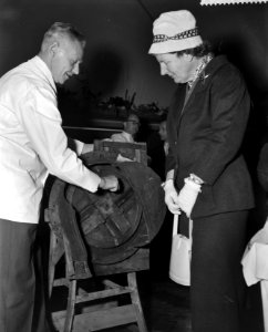 Koningin bezoekt Rijkspsychiatrische Inrichting te Eindhoven, broeder toont koni, Bestanddeelnr 910-8116