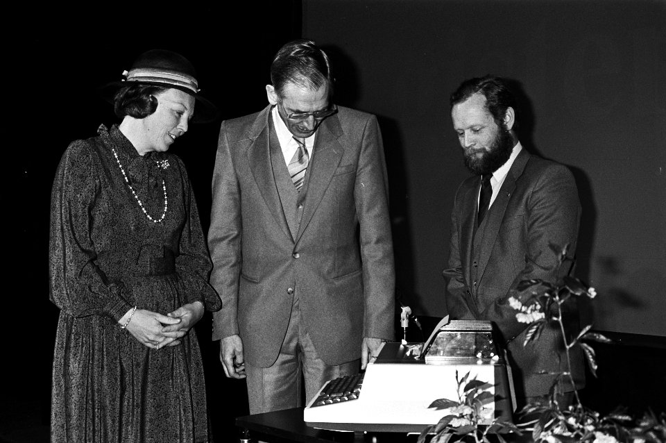 Koningin Beatrix woonde in Utrecht presentatie ICODO bij door telex in werking te stellen werd tekst zichtbaar, Beatrix, Van der Hooft (voorzitter) en De Stoel (PTT), Bestanddeelnr 931-4586