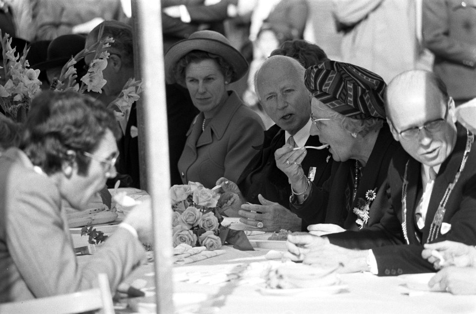 Koningin Juliana , Prins Bernhard en Prinses Beatrix bij viering ontzet van Leid, Bestanddeelnr 927-4905