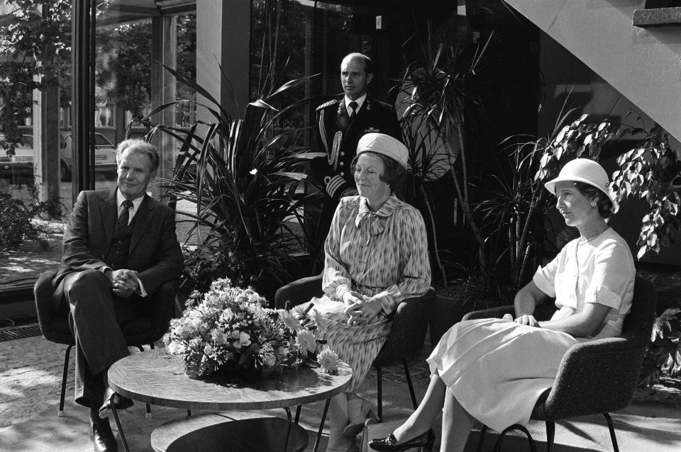 Koningin Beatrix tijdens haar bezoek aan het Dr. Neherlaboratorium ter gelegenhe, Bestanddeelnr 931-6541