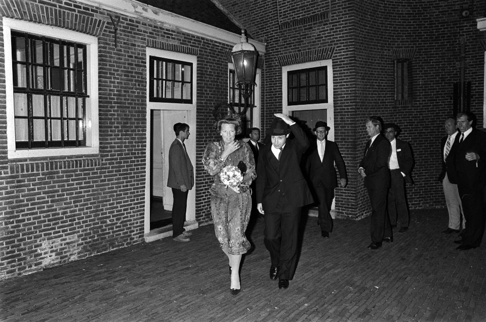 Koningin Beatrix woont bijzondere dienst bij in synagoge t.g.v. 350-jarig bestaa, Bestanddeelnr 933-4101