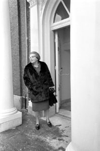 Koningin Juliana arriveert bij Huis ten Bosch te Den Haag, Bestanddeelnr 919-7529