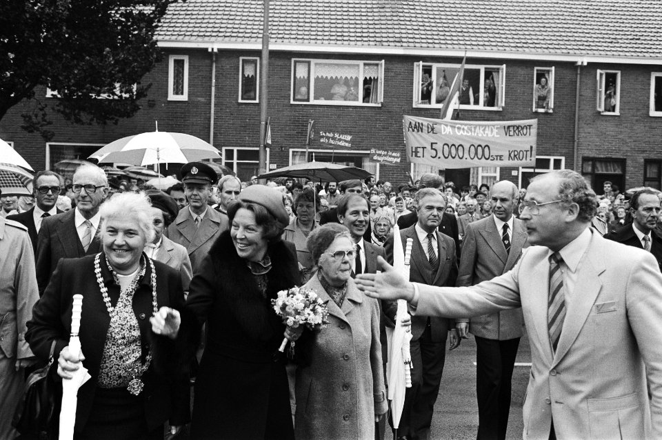 Koningin Beatrix wandelt tussen het publiek. Op de achtergrond een protestspando, Bestanddeelnr 932-3534