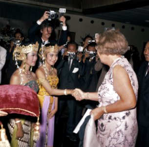 Koningin Juliana bedankt de danseressen in Bandung, Bestanddeelnr 254-9056