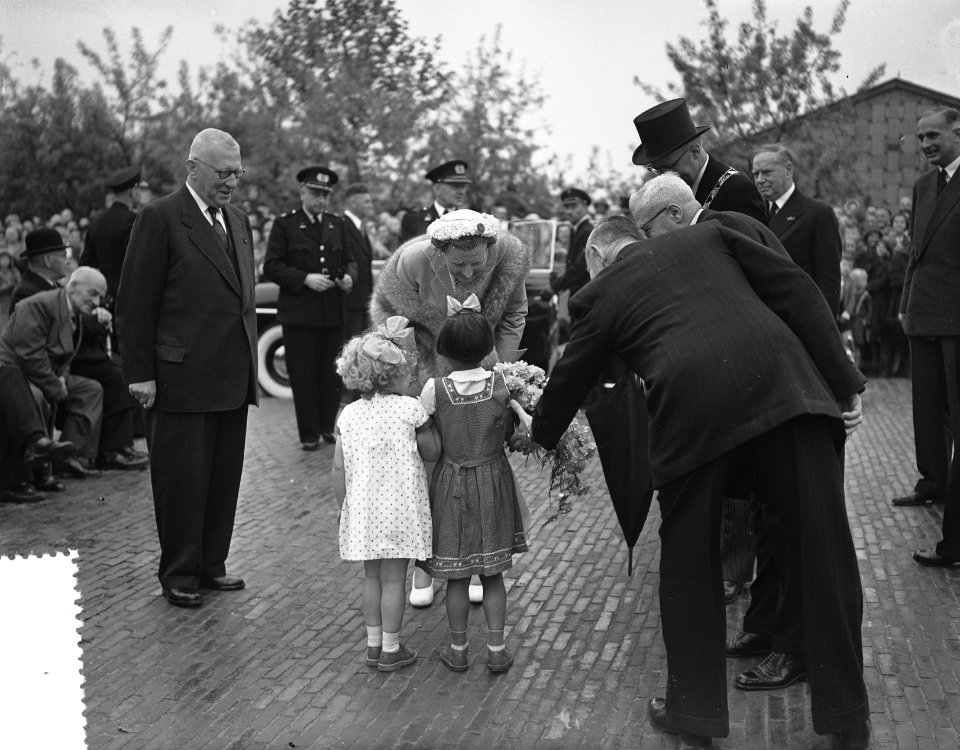 Koningin Juliana bezoekt een Sociaal Cultureel Centrum in Rotterdam, Bestanddeelnr 906-4987