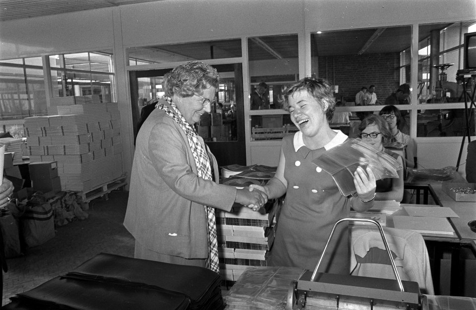 Koningin Juliana begroet een meisje, Bestanddeelnr 923-8700