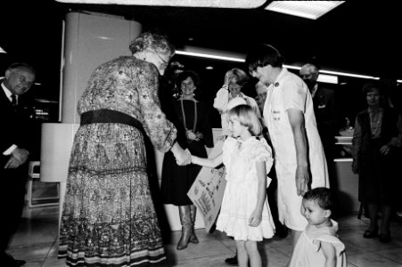 Koningin Juliana begroet enkele patiëntjes links Piet de Jong, voorzitter van h, Bestanddeelnr 930-5440