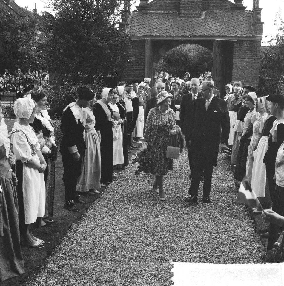 Koningin Juliana begeeft zich te voet naar het weeshuis, Bestanddeelnr 914-2864