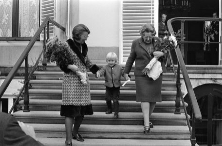 Koningin Juliana , Prinses Beatrix en Prins Willem Alexander luister naar aubade, Bestanddeelnr 923-9653