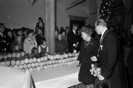 Koningin Juliana , Prins Bernhard en Prinses Beatrix bij viering ontzet van Leid, Bestanddeelnr 927-4900