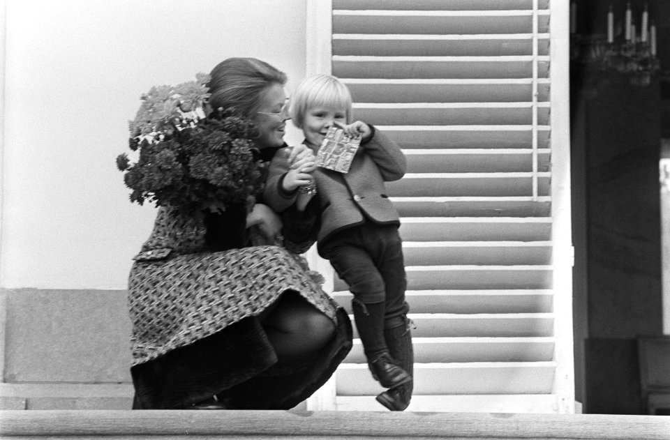 Koningin Juliana , Prinses Beatrix en Prins Willem Alexander luister naar aubade, Bestanddeelnr 923-9655