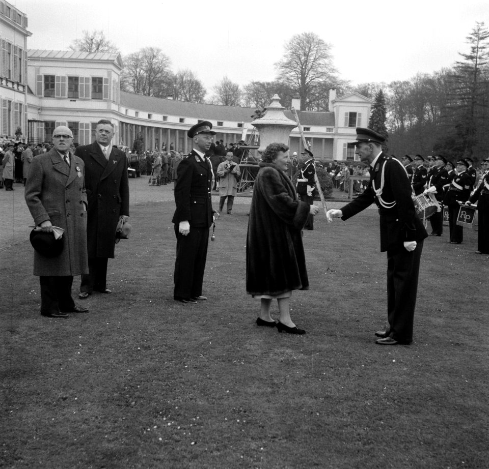 Koningin Juliana begroet een officier van de Rijkspolitie, Bestanddeelnr 907-7284