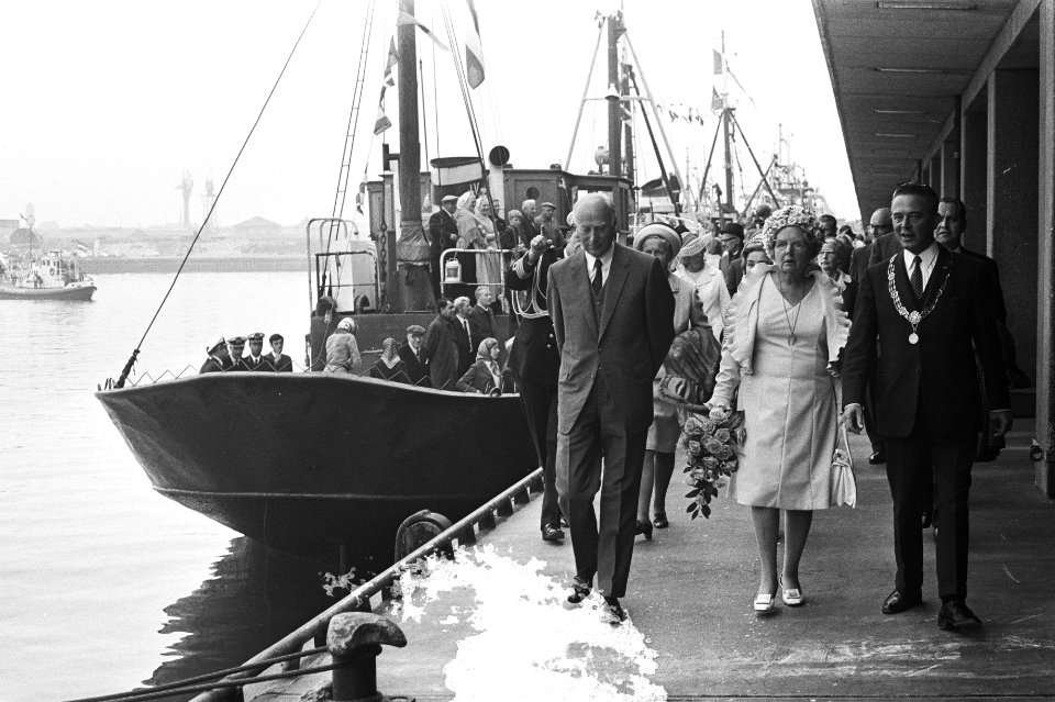 Koningin Juliana (m), minister Bakker (l) en burgemeester Marijnen (r) wandelen , Bestanddeelnr 924-5771