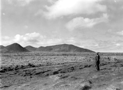 Kolviðarhóll gezicht op de Bláhnúks en Lambafellshnúks Twee gestolde lavastrom, Bestanddeelnr 190-0379