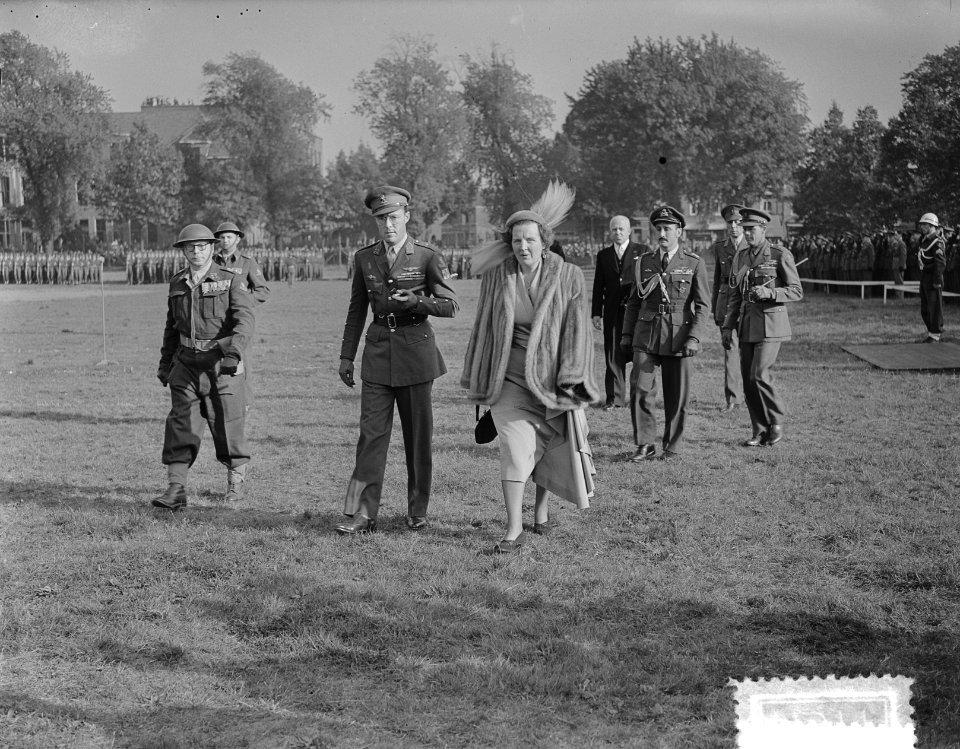 Koningin Juliana arriveert bij de Infanterie Kazerne te Amersfoort, Bestanddeelnr 904-7977