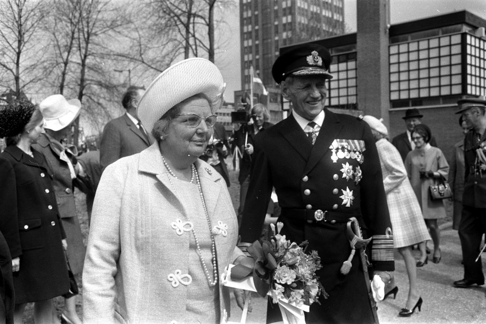 Koningin Juliana (l) en koning Frederik van Denemarken (r), Bestanddeelnr 923-4678