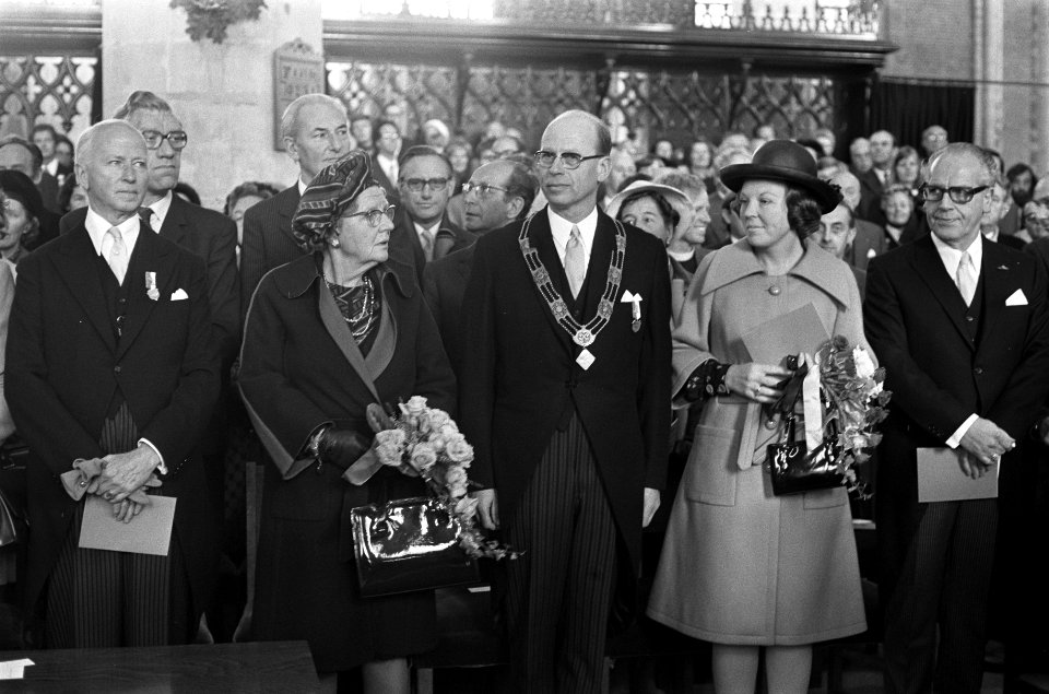 Koningin Juliana , Prins Bernhard en Prinses Beatrix bij viering ontzet van Leid, Bestanddeelnr 927-4901