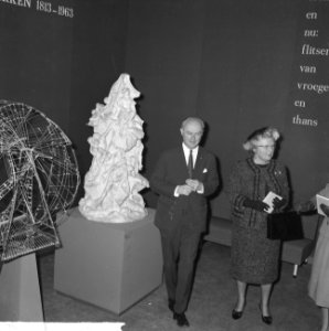 Koningin Juliana , prins Bernhard en prinses Beatrix bij opening tentoonstelling, Bestanddeelnr 915-8030