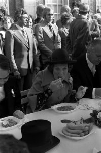 Koningin Juliana , Prins Bernhard en Prinses Beatrix bij viering ontzet van Leid, Bestanddeelnr 927-4897