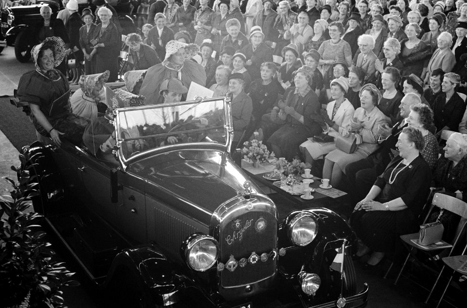 Koningin Juliana arriveert per auto, Bestanddeelnr 913-7777