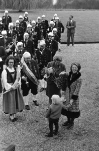 Koningin Juliana , Prinses Beatrix en Prins Willem Alexander luister naar aubade, Bestanddeelnr 923-9654