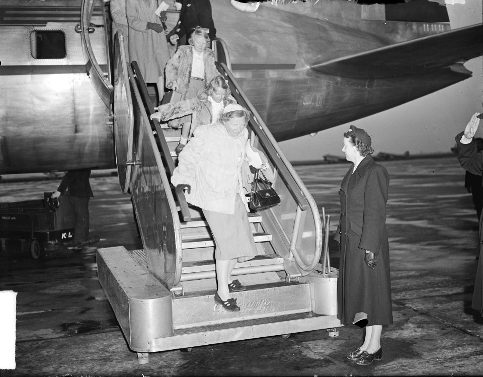 Koningin Juliana , Prinses Beatrix en Prinses Irene uit Frankrijk terug op Schip, Bestanddeelnr 903-9136