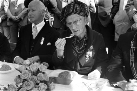 Koningin Juliana , Prins Bernhard en Prinses Beatrix bij viering ontzet van Leid, Bestanddeelnr 927-4896
