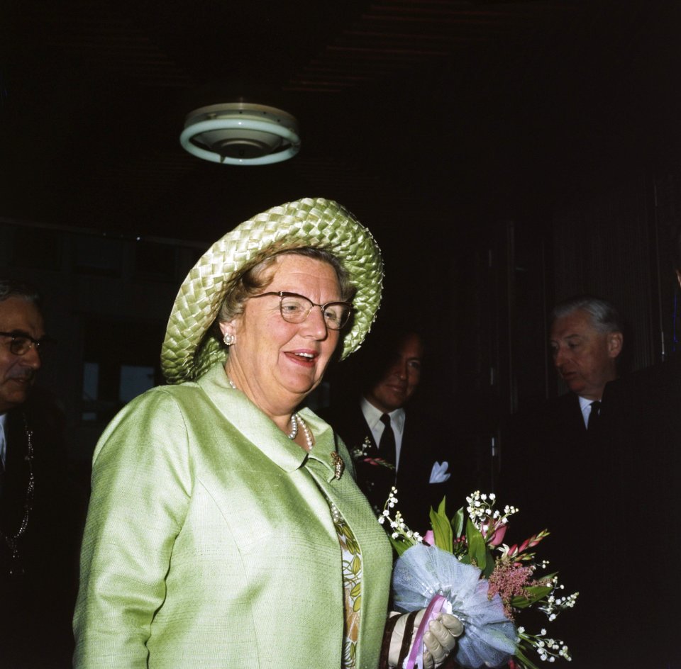 Koningin Juliana , ZKH Prins Bernhard en HKH Pr. Beatrix bij opening Nederlandse, Bestanddeelnr 254-8098