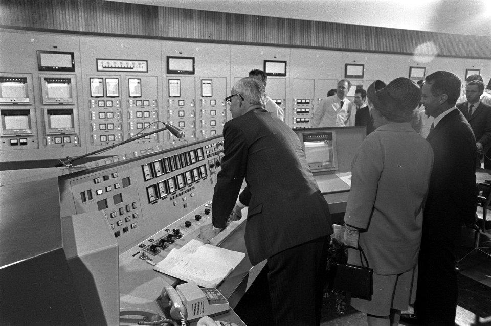 Koningin Juliana (rechts) in de regelkamer, Bestanddeelnr 922-2360