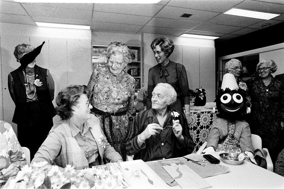 Koningin Juliana begroet enkele patiënten waarbij ook Zwarte Piet aan tafel zit, Bestanddeelnr 930-5439