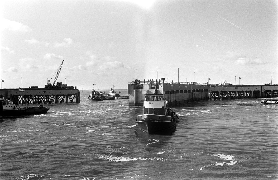 Koningin Juliana aanwezig bij afsluiten van de Lauwerszee het laatste caisson wo, Bestanddeelnr 922-4518