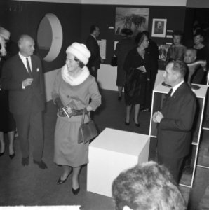Koningin Juliana , prins Bernhard en prinses Beatrix bij opening tentoonstelling, Bestanddeelnr 915-8027