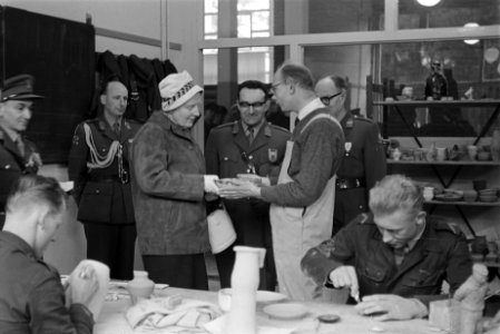 Koningin Juliana bezoekt de Ir Jonkie school te Hwijk, Bestanddeelnr 910-8470