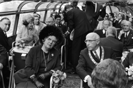 Koningin Juliana (l) en burgemeester Samkalden, Bestanddeelnr 924-4524