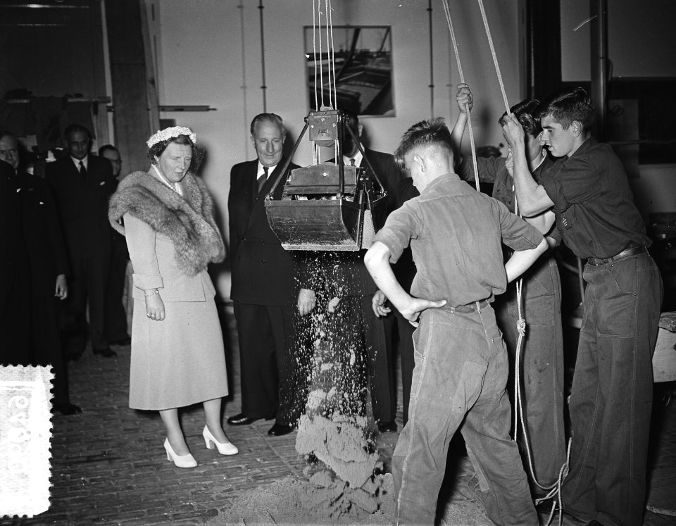 Koningin Juliana bezoekt de Havenvakschool (N.V. Thomsens) in Rotterdam, Bestanddeelnr 906-4990