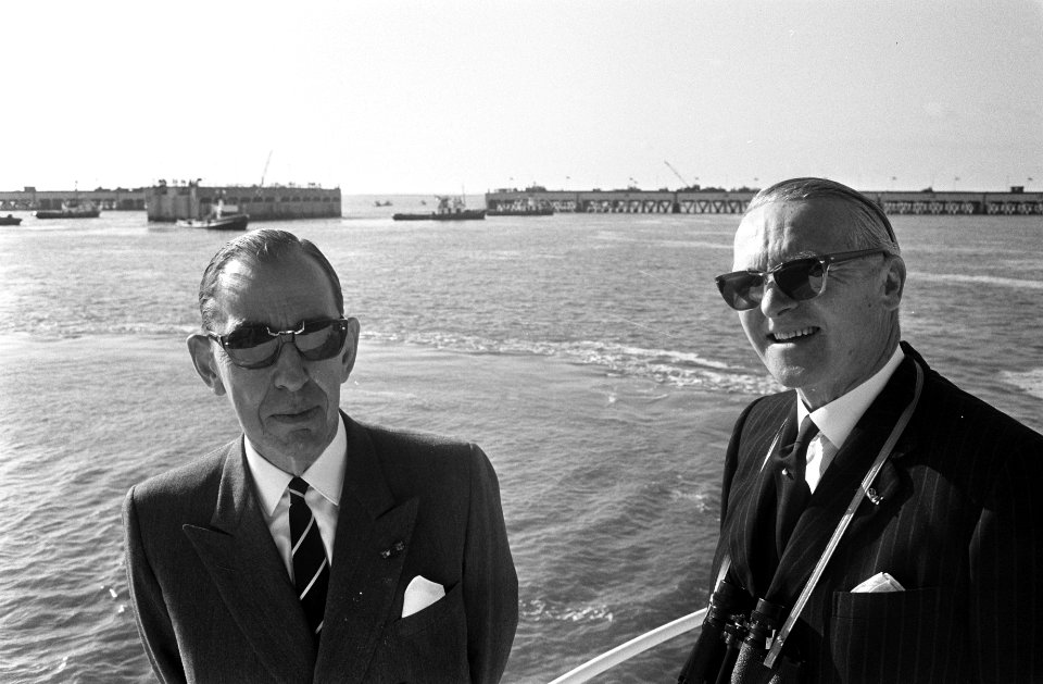 Koningin Juliana aanwezig bij afsluiten van de Lauwerszee het laatste caisson wo, Bestanddeelnr 922-4519