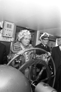 Koningin Juliana aan het stuurwiel van De Hoop, Bestanddeelnr 924-5772